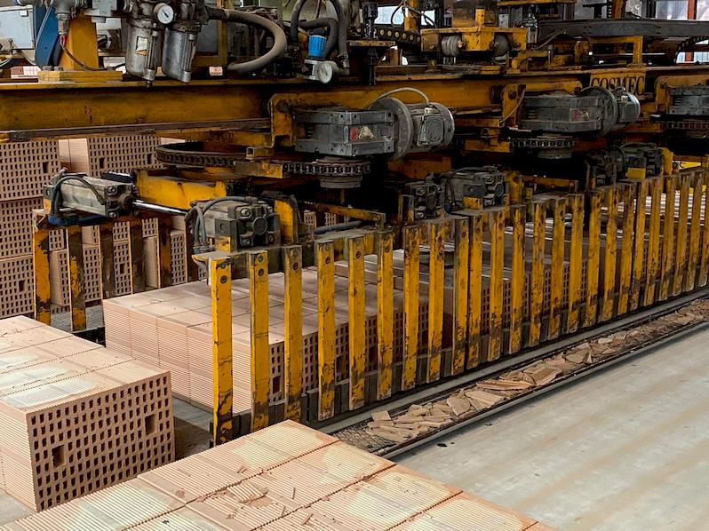 laterizi blocchi mattoni macchinari durante la produzione nello stabilimento SIAI Petacciato a Campobasso in Molise