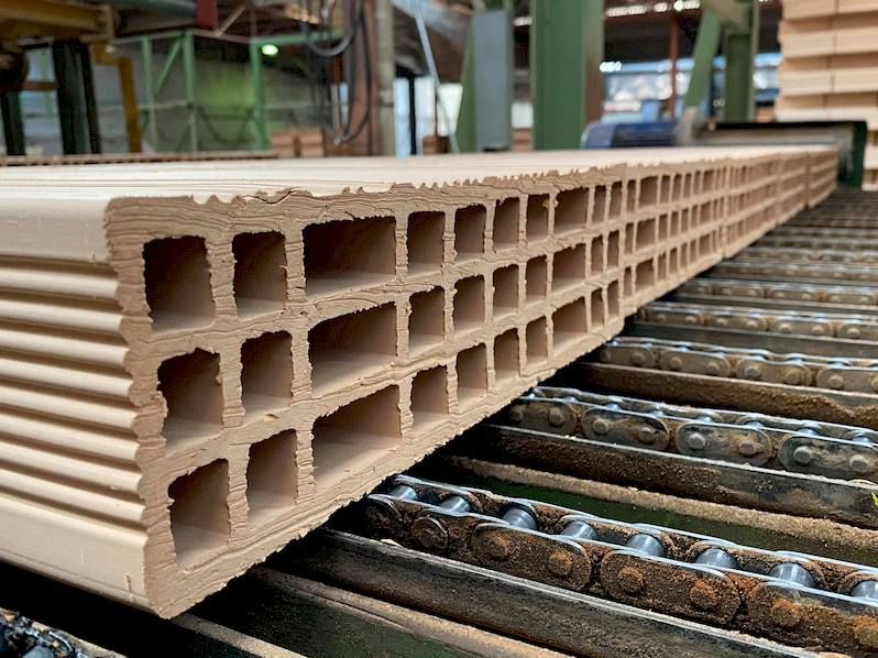 laterizi blocchi mattoni macchinari durante la produzione nello stabilimento SIAI Petacciato a Campobasso in Molise