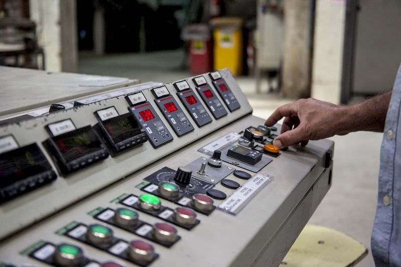 laterizi blocchi mattoni macchinari durante la produzione nello stabilimento SIAI Petacciato a Campobasso in Molise